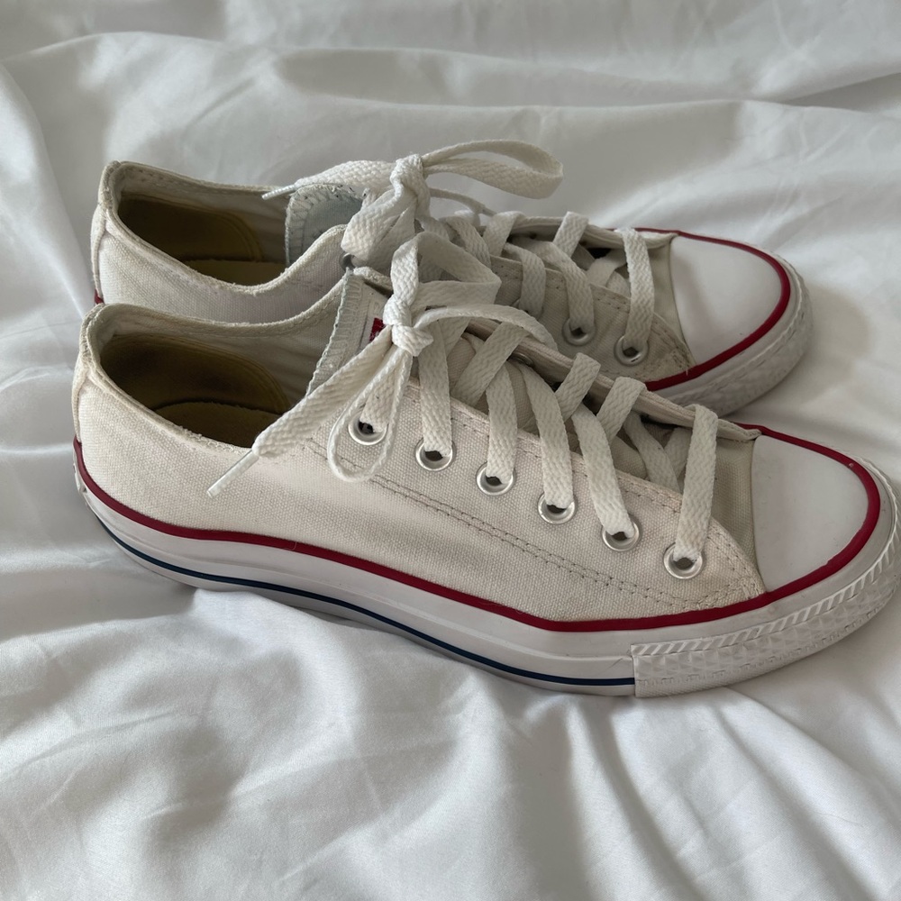 All Star White Low Top Chuck Taylor Converse- Men’s 5/ Women’s 7.